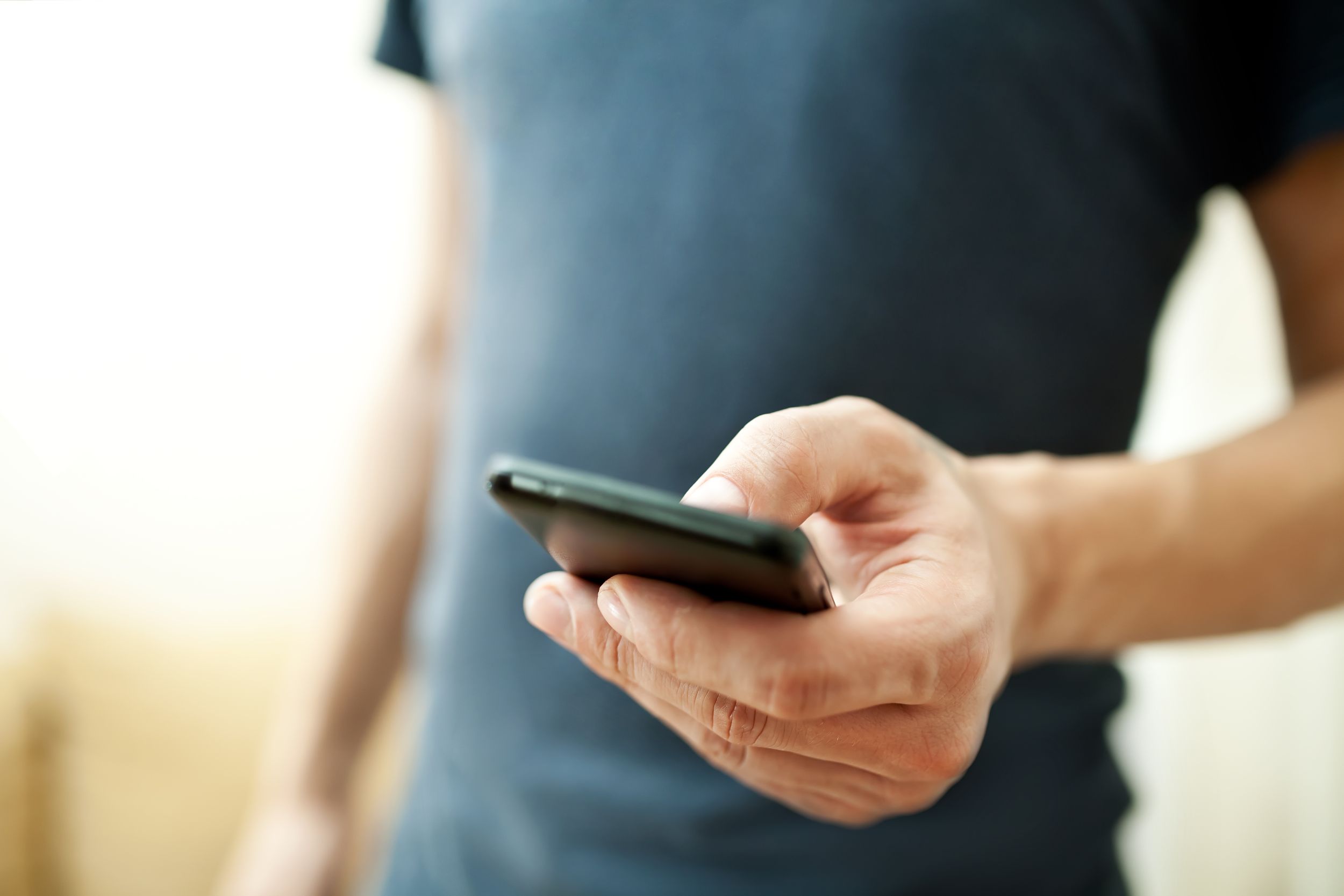 Mann hält Handy in der Hand