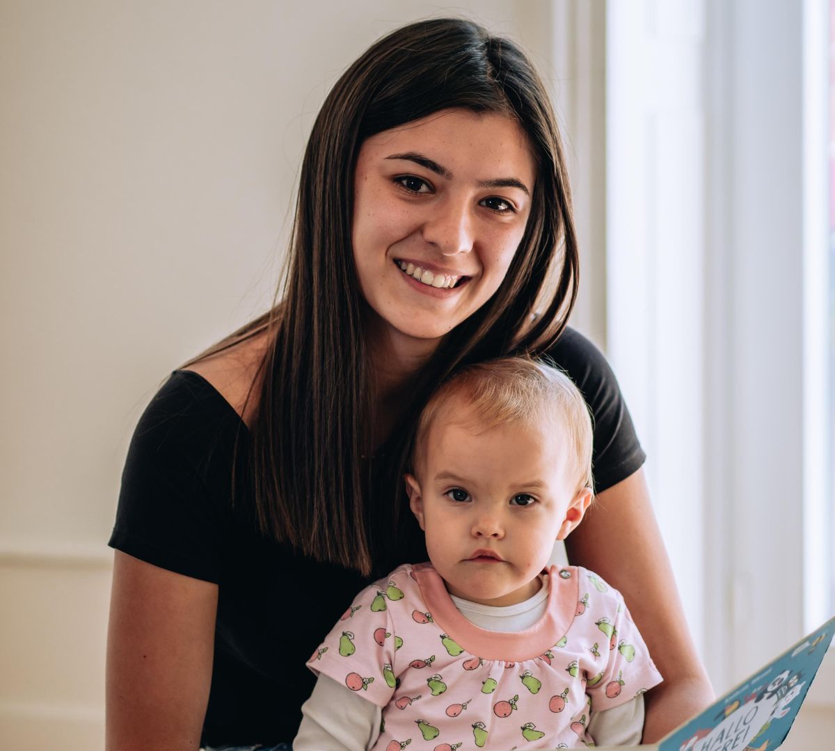 Une assistante sociale lit une histoire à un jeune enfant