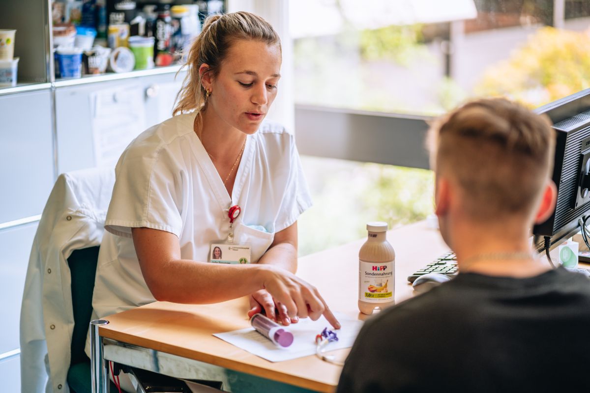 Nutritionist in conversation with patients