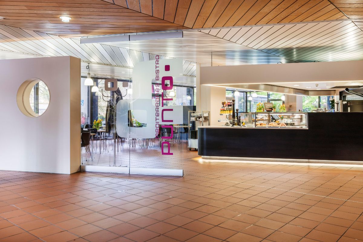 Blick ins Restaurant Punto des Unispitals Basel