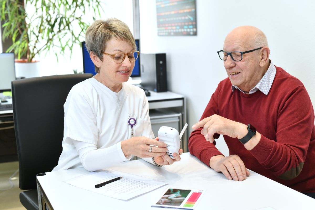 Ärztin spricht mit Patient zum Thema Rauchstopp.