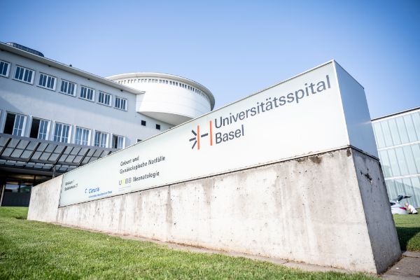 Die Universitätsspitäler und die medizinischen Fakultäten sind das unverzichtbare Rückgrat für eine qualitativ hochstehende Gesundheitsversorgung in der Schweiz. Sie bilden zudem die nächs-te Generation von Ärztinnen und Ärzten sowie Pflegefachpersonen aus.  Die finanzielle Situation der Universitätsspitäler ist extrem herausfordernd. Dazu kommt ein hoher Investitionsdruck – in bauliche Infrastrukturen, aber auch in die Digitalisierung und das Personal. Diese Investitionen sind notwendig, die Finanzierung ist aber nicht sichergestellt. Damit wird die Tarifpartnerschaft ausgehöhlt und der Druck lastet auf den Universitätsspitälern und ihren Mitarbeitenden. Die finan-zielle Situation wird sich zuspitzen – leidtragend ist nicht zuletzt die Bevölkerung.