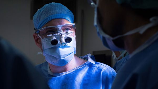 Entdecken Sie die Zukunft der Mund-, Kiefer- und Gesichtschirurgie (MKG-Chirurgie) am Universitätsspital Basel. Prof. Florian Thieringer, ein Pionier in der Integration von Technologie in der klinischen Praxis der modernen Gesichtschirurgie, zeigt, wie Innovationen das Fachgebiet verändern.