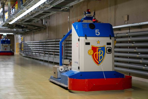 Wenn das Klinikum 2 mit all seinen Komponenten fertiggestellt sein wird, gibt es ihn schon längst: Der neue MTA-Tunnel (Mitteltransportanlage) beim Baufeld für den Bettenturm hat seinen Betrieb aufgenommen. Er ist einer der zentralen Transportwege im USB-Campus.
