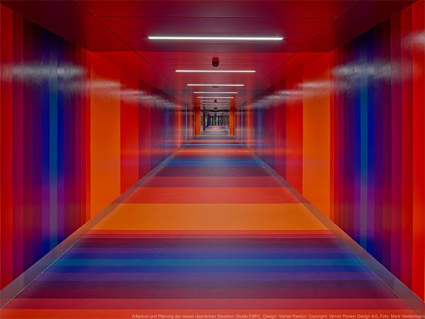 Im Rahmen des Ersatzbaus des Klinikum 2 und der dazu erforderlichen Neuorganisation der unterirdischen Erschliessung des Universitätsspitals, muss die Passage zum City-Parking Richtung Petersgraben zurückgebaut werden. Dieser Zugang, bekannt als «Pantongang», wurde 1978 durch den in Basel lebenden, dänischen Architekten und Designer Verner Panton (1926-1998) gestaltet. Durch die Unterstützung des Universitätsspital Basel und einer Begleitgruppe aus Experten ist am 3. September ein nach den ursprünglichen Plänen Pantons gestalteter Gang an neuem Ort eröffnet worden. Er bildet nun die in die Hebelstrasse verlegte Verbindung vom USB zum City-Parking. Der Zugang vom Petersgraben wird Mitte Oktober geschlossen.