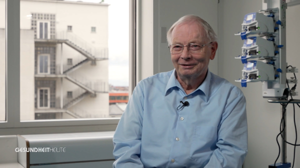 Dank einer Stammzelltransplantation hat Peter Küenzli eine schwere Krankheit überlebt. Bei seiner Genesung wird er engmaschig von Pflegeexpertinnen am Unispital Basel betreut. Sie arbeiten im Rahmen des innovativen SMILe-Projekts, mit dem die Versorgung zuhause und im Spital besser vernetzt wird.